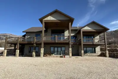 Image de Mountain Home (basement apartment) - stunning views, hot tub!