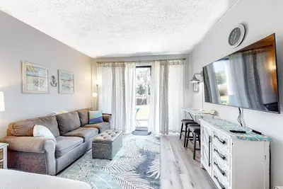 Image de Ground-floor studio near the beach with patio, washer/dryer, outdoor pool & Ac