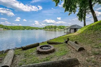 Image de Still Waters - Lakefront luxury home with views, dock, home theater & game room