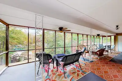 Image de Lakefront home on quiet cove with private dock & floater