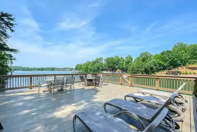 Image de Lakefront estate with amazing views, 2-story dock, private hot tub & pool table