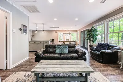 Image de The Anchor- Lakefront home with oversized dock, kayaks, & firepit - dog-friendly