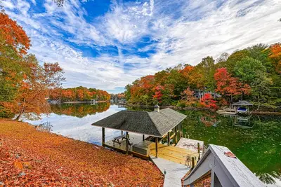 Image de Amuse Cove - Lakefront home with private dock, pool, tennis & wide boat launch