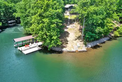 Image de Lakefront home with private hot tub, balcony, dock, & pool table