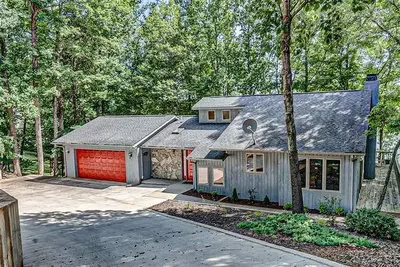 Image de Waterfront home with private dock, lake views, kayaks, paddleboat, & pool table