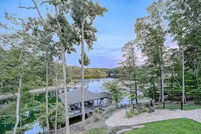 Image de Cabin on the Cove - Luxe lakefront cabin on 5 acres with huge dock