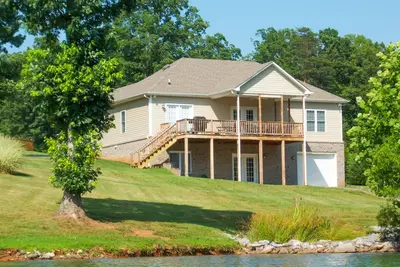 Image de Great home with powered dock, boat launch, outdoor pool, & beach