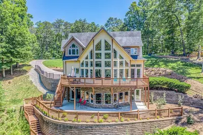 Image de Custom Lakefront home with 2-story dock, Wifi, Game Room and Fireplace