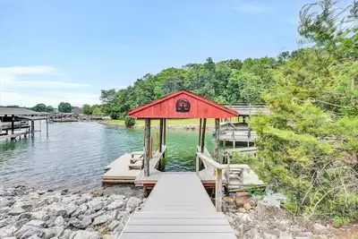 Image de Lakefront home for easy boating, fishing, private dock & Ac/Wifi, Dogs ok!