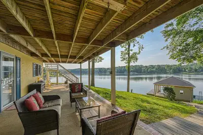 Image de Lakefront White Oak home with amazing mountain views, dock, & kayaks