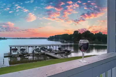 Image de Sunset Cove - Waterways lakefront retreat with boat slip, pool & beach - dogs Ok