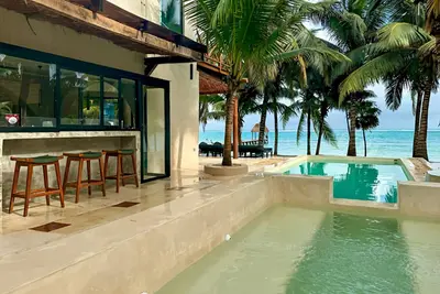 Image de Beachfront home with private heated pool, jacuzzi, sauna, ocean views & Ac