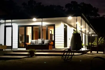 Image de Welcome to Beachgate - an absolute stunning beachfront property.
