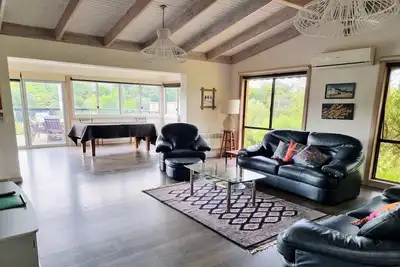 Image de Relaxed open plan beachside retreat/ 10% disc 7 nights/ Linen/ Dogs/Just listed