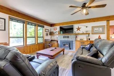 Image de 1 Mi to Lake: Hot Tub Haven in Pollock Pines!