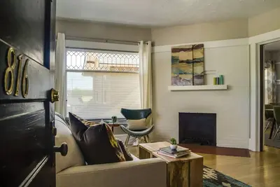 Image de Fantastically Located Urban Retreat, Close to Shopping, Restaurants, Groceries, Walk to Everything