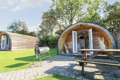 Image de Larch, romantic, character holiday cottage, with a garden in Rocester