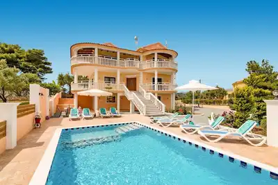 Image de Villa 'Athina - Zanthe View' avec vue sur la mer, piscine privée et Wi-Fi.