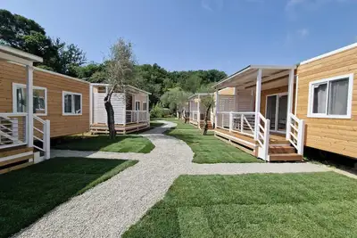 Image de Mobile Home Charme 176 avec piscine, terrasse privée et Wi-Fi
