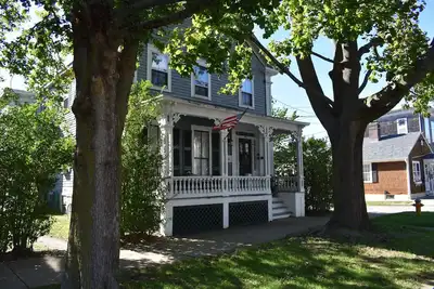 Image de Cozy, historic home, 1 Br located 2 blocks from downtown Bristol Ri