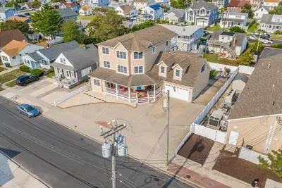 Image de Exquisitely Large Home + Block 1/2 to Beach