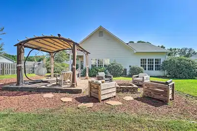 Cozy Wilmington Bungalow ~ 6 Mi to Beaches!