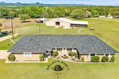 Image de Holiday Decorations l Spacious l 1 Mile to Downtown Bandera l Dog Friendly