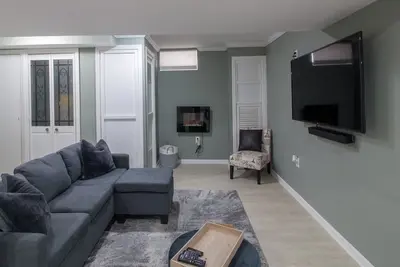 Image de Private 2-bedroom unit mins from Airport & Nyc