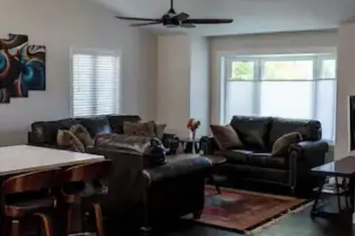 Image de Large Modern Family Home