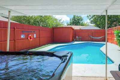Image de Cozy 5br Pool House with Hot Tub Near The Lake