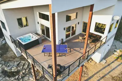 Image de 5 Star Luxury-Nelson's Finest, amazing river and mountain views with Hot Tub