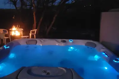 Image de Soak in some summer fun, Hot tub, hiking, biking, sxs adventures, and much more!