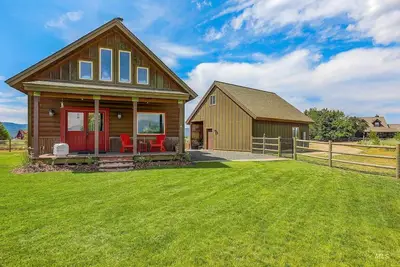 Image de Beautiful panoramic mountain views and ample parking for toys