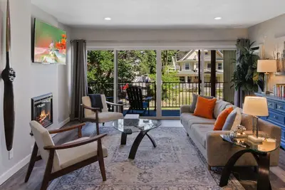Image de Modern Top Floor Condo w/ Park View + King Bed\n