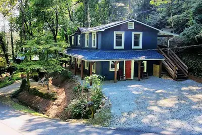 Image de Half Mile Walk to Downtown Clayton. Wi-Fi, Fire Pit, Hot Tub, Free Parking.