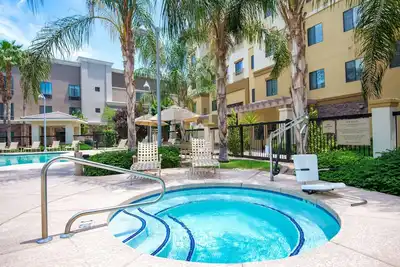 Image de 1 Bedroom | Heated Outdoor Pool + Free Breakfast