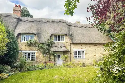 Image de Think quintessentially English \"chocolate box\" cottage and you’ll find this is it.