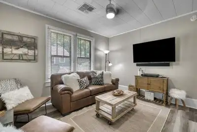 Image de Cute & Koze cottage, walking distance to downtown Brenham!