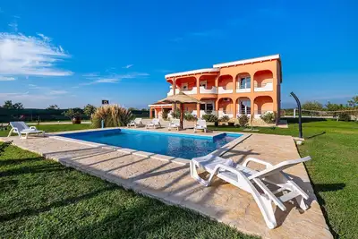 Image de Maison confortable de 3 chambres à.