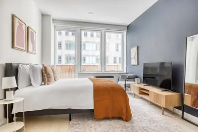 Image de Deluxe FiDi Studio w/ Gym, Doorman & W/D, nr Wall St, by Blueground