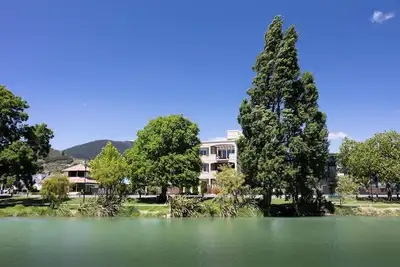 Image de Riverside Apartment - In the City by the River!
