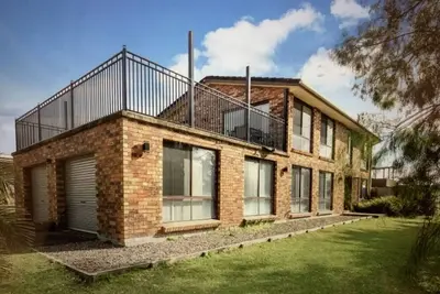 Image de Large House 1 Minute from the Beach