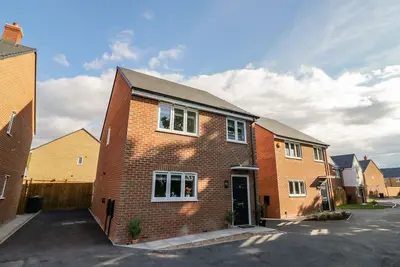 23 Moat House Close, family friendly, with a garden in Bedworth