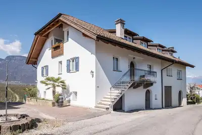 Image de Ferme \"Valtlhof - Apt 1\" avec piscine, jardin et Wi-Fi partagés.