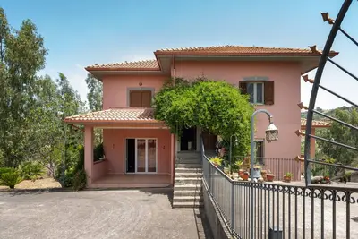 Image de Villa \"Filippa\" avec vue sur les montagnes, terrasse privée et jardin privé.