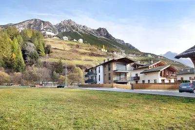Image de Appartement \"Violet a due passi da Bormio\" avec vue sur les montagnes, balcon privé et Wi-Fi.