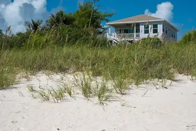 Image de Lavender House· Luxury Home on Pink Sand Beach