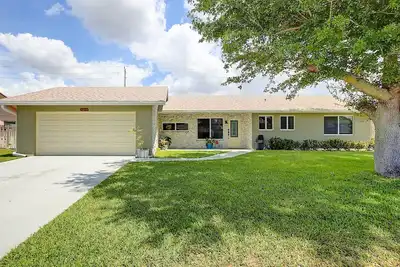 Image de Fully Fenced, Charming Equestrian Home