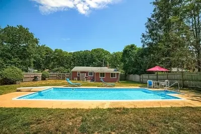 Image de 3br Cape House w/ Big Pool in Fenced in Back Yard, A/C, Outdoor Shower, WiFi, Tv