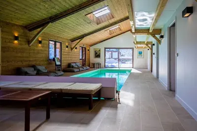Image de Grand chalet convivial avec sa piscine intérieure